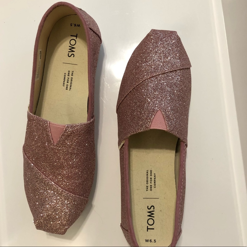 Cute & sparkly!! Brand New Tom’s alpargata 6.5 Rose Glow Glitter